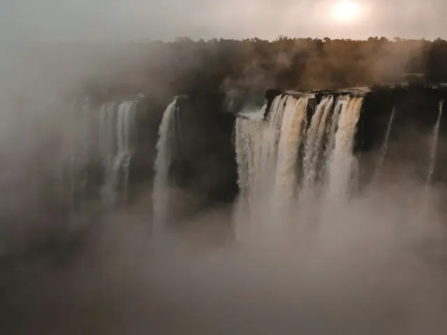 Las Cataratas del Iguazú fueron propiedad particular por primera vez a nombre de un uruguayo llamado Jesús Val. Una de l jigsaw puzzle