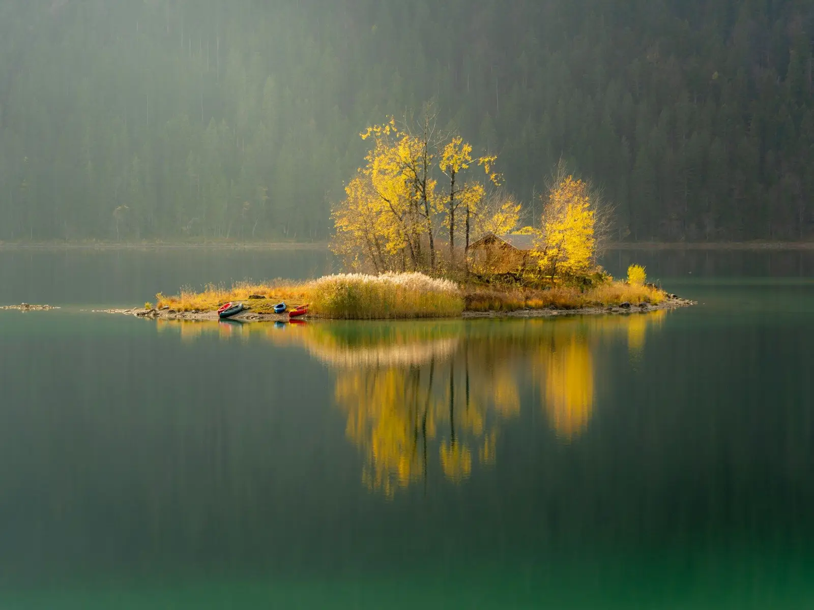 A small isle in the Eibsee at the beginning of November in 2018. Because it was a really nice and warm day some canoeist jigsaw puzzle
