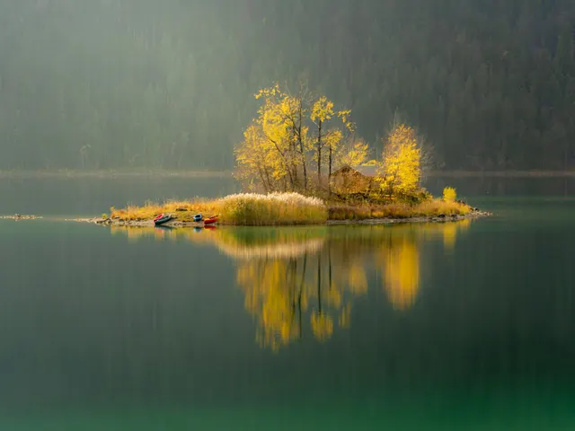 A small isle in the Eibsee at the beginning of November in 2018. Because it was a really nice and warm day some canoeist jigsaw puzzle