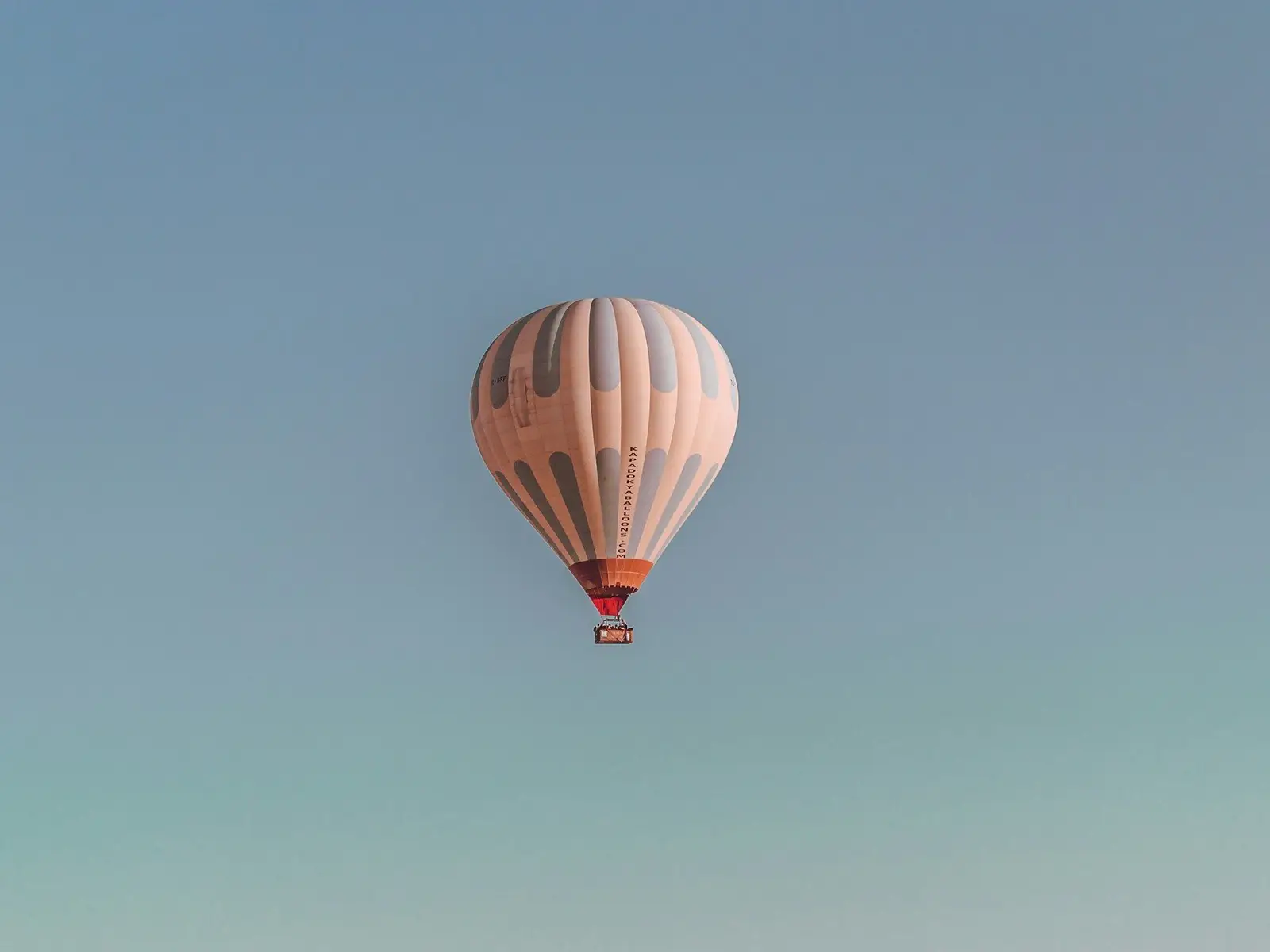 Can you believe that I struggled to isolate a single balloon in my shot? The sky was full of them. Only possible in Capp jigsaw puzzle