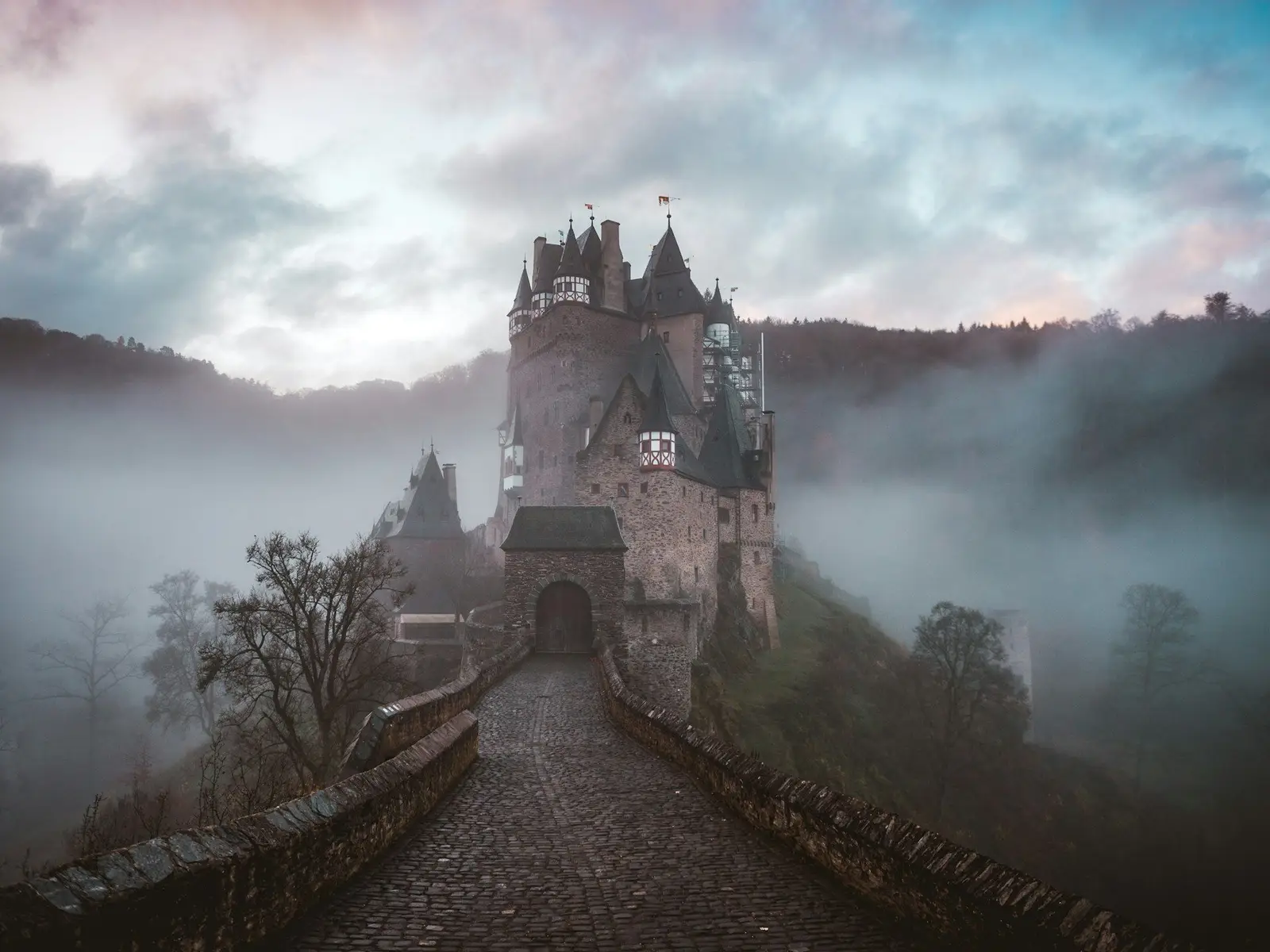 We went to Germany for one day to explore some spots. The first stop was Burg Eltz during sunrise. With no tourists ther jigsaw puzzle
