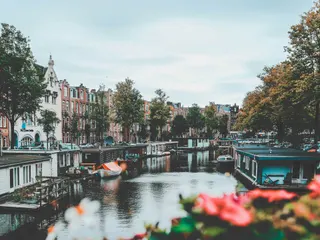 boats on water near buildings jigsaw puzzle